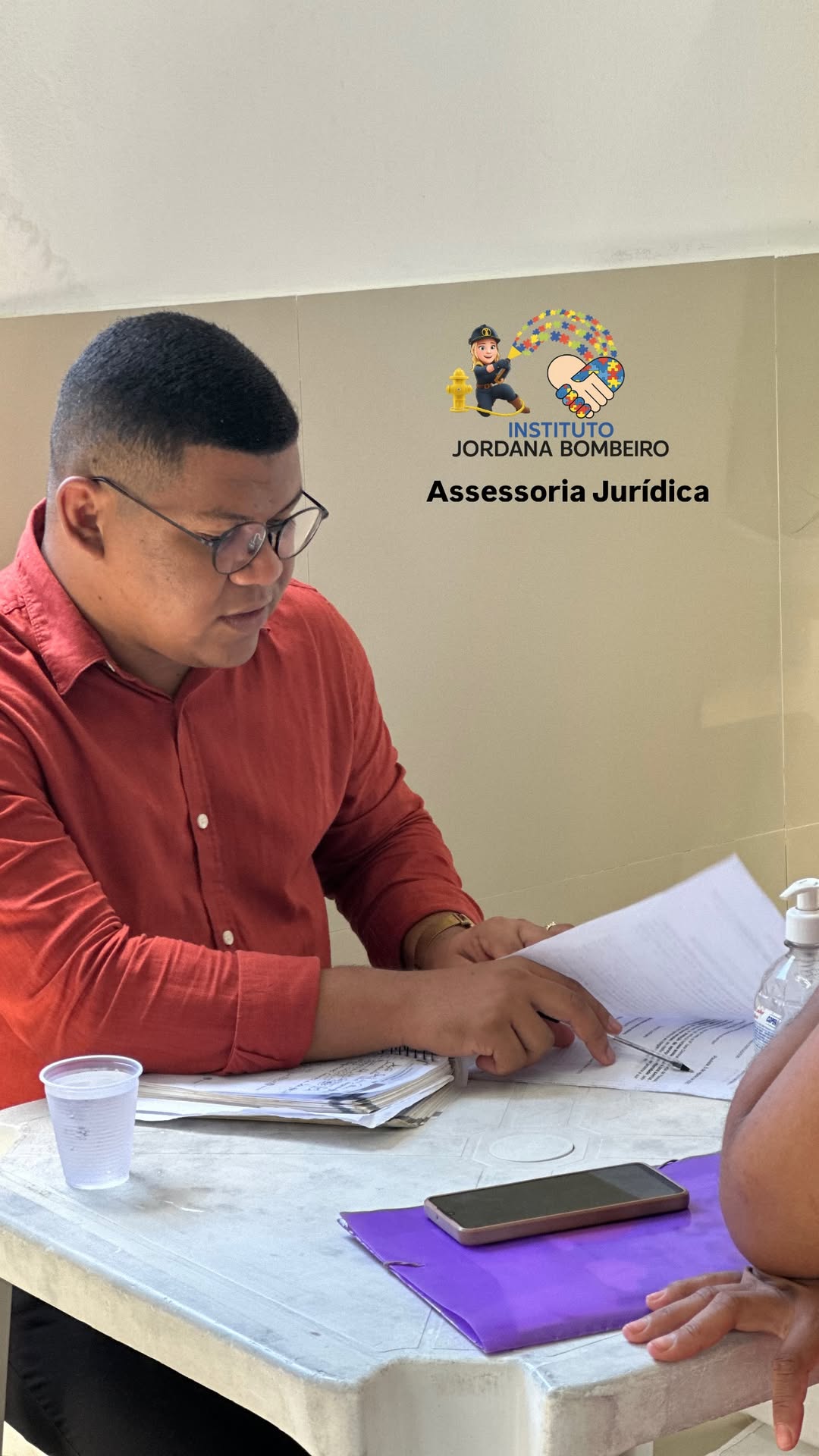Equipe do Instituto Jordana Bombeiro de amarelo em atendimento em Pau Amarelo, Paulista-PE