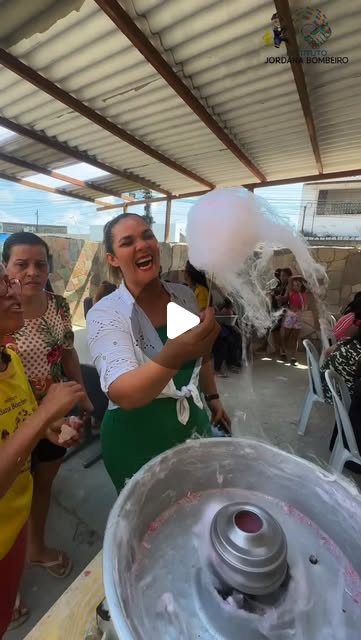 Crianças com a camiseta amarela do Instituto Jordana Bombeiro em Paulista-PE